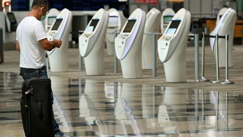 Singapore og Hongkong er blitt enige om å tillate reiser mellom de to byene forutsatt at de reisende tester negativt for koronaviruset. Her fra innsjekkingen ved hovedflyplassen Changi i Singapore i september.