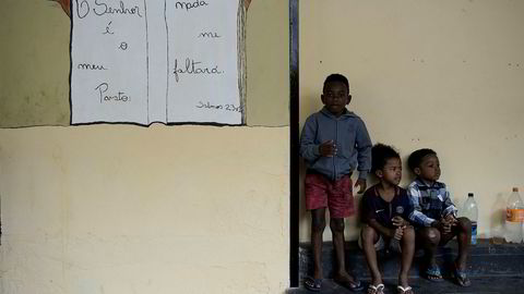 Tre barn venter sammen mens foreldrene deres samler sakene sine fra et hus i Rio de Janeiro i Brasil, som 19 familier ble kastet ut fra etter å ha oppholdt seg der ulovlig. Unicef og Redd Barna sier at ytterligere 150 millioner barn er blitt skjøvet ut i ekstrem fattigdom som følge av covid-19.