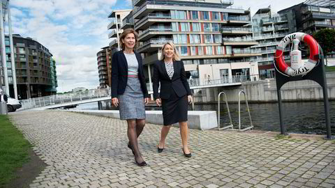 DNBs shipping-sjef Kristin H. Holth (til venstre) får også ansvaret for olje og fisk i banken. Næringsminister Monica Mæland ber andre banker følge etter.