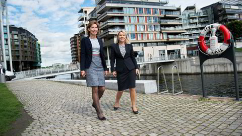 DNBs shipping-sjef Kristin H. Holth (til venstre) får også ansvaret for olje og fisk i banken. Næringsminister Monica Mæland ber andre banker følge etter.