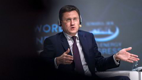 Russlands energiminister Alexander Novak under en energikonferanse i Tyrkia tidligere i høst. han sier nå at Russland ikke ønsker å kutte sin oljeproduksjon.