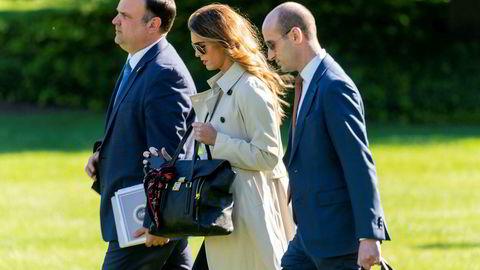 President Donald Trumps taleskriver Stephen Miller (til høyre) har testet positivt for koronaviruset. Her sammen med direktør for sosiale medier Dan Scavino og rådgiver Hope Hicks, på vei sammen med Trump til et valgmøte i Ohio. Hicks har også testet positivt.