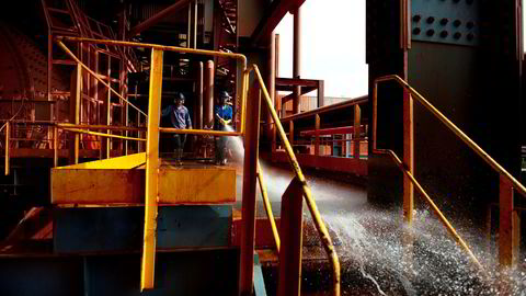 Hydro har fullført oppkjøpet av en av verdens største Bauxitt gruver, Paragominas i Brasil. Mekanikere tar seg en liten pause.