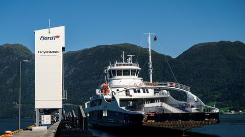 Fergen Eidsfjord legger til kai i Anda, med ladetårn på venstre side. Strekningen Anda-Lote på E39 i Nordfjord var Norges første helelektriske fergestrekning.