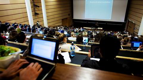 Forelesning pre-korona. Stappfulle auditorier vil neppe være normen i høst.