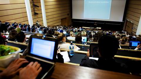 Forelesning pre-korona. Stappfulle auditorier vil neppe være normen i høst.