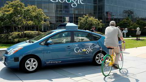 Gjennomsnittsbilen står stille 23 timer i døgnet. Førerløse biler, som blant annet Google utvikler, kan gi vesentlig billigere passasjerkilometer.
