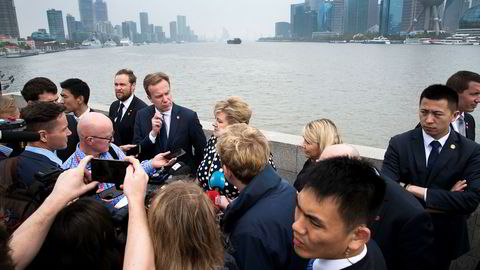 Utenriksminister Børge Brende, statsminister Erna Solberg (i midten)  og næringsminister Monica Mæland i Shanghai med den norske næringslivsdelegasjonen i april.