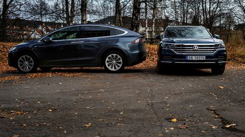 En eier av en Volkswagen Touareg (til høyre) må ut med over en halv million kroner i avgifter i løpet av bilens levetid. Til sammenligning blir det litt under 8000 kroner for dem som har Tesla X.