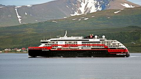 Hurtigruten eier diverse eiendommer på Svalbard der det driver blant annet hoteller, butikker og hoteller gjennom datterselskapet Hurtigruten Svalbard.