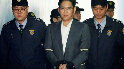Samsung-gruppens toppsjef Lee Jae-yong er tiltalt for bestikkelser og underslag. Han innrømmer utbetalinger på flere hundre millioner kroner, men forsvarer seg med at det skjedde under press fra den avsatte presidenten.
