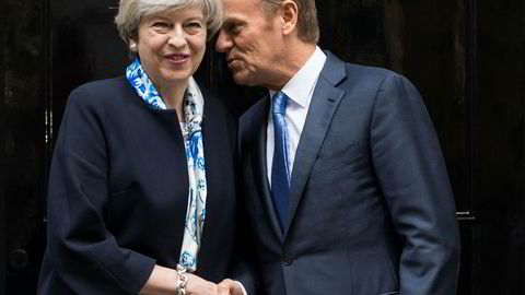 EU-presidenten Donald Tusk og den britiske statsministeren Theresa May i passiar under Tusks besøk i Downing Street i april.