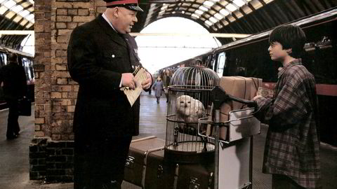 Folk er kommet fra hele verden for å se det hellige stedet. Halvparten av dem har ikke med seg barn engang, skriver Torgrim Eggen om sitt besøk til perrong 9 3/4 på King’s Cross. Bildet er fra filmen «Harry Potter og Føniksordenen» med hovedrolleinnehaver Daniel Radcliffe.