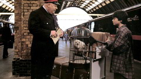 Folk er kommet fra hele verden for å se det hellige stedet. Halvparten av dem har ikke med seg barn engang, skriver Torgrim Eggen om sitt besøk til perrong 9 3/4 på King’s Cross. Bildet er fra filmen «Harry Potter og Føniksordenen» med hovedrolleinnehaver Daniel Radcliffe.