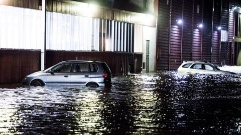 Det var høy vannstand og flere biler sto under vann ved Fjeldberg i Fredrikstad andre juledag.