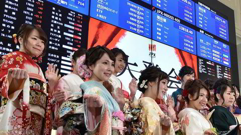 Kvinner ikledd tradisjonelle kimono markerte 2017-åpningen av Tokyo-børsen på onsdag. Investorer har flokket til japanske aksjer de siste to månedene. Nikkei-225-indeksen har steget med 20,2 prosent siden det ble bekreftet at Donald Trump vant det amerikanske presidentvalget.