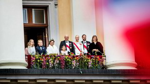 Kong Harald og dronning Sonja feirer sine 80 årsdager, her på slottsbalkongen med nærmeste familie.