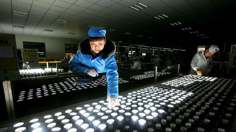 Aktiviteten ved kinesiske fabrikker falt i februar på grunn av kinesisk nyttår. Her fra en fabrikk som blant annet produserer energisparende lyspærer.
