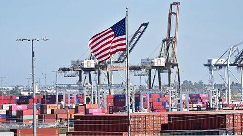 – Vi risikerer covid-lignende trengsel i havner som Los Angeles, Long Beach (bildet) og New York, advarer Joe Kramek, direktør i World Shipping Council, om president Donald Trumps forslag på å begrense kinesiske skip ved amerikanske havner.