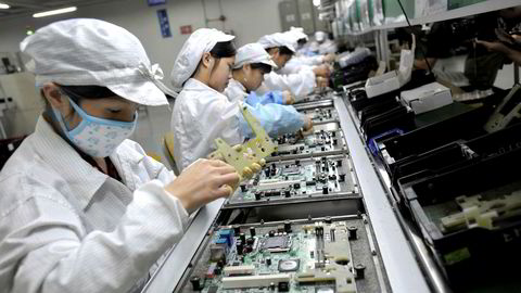Robotene er i sving også utenfor Vesten. Foxconn, et taiwansk selskap som setter sammen rundt 40 prosent av verdens elektronikkprodukter inkludert Apples Iphone, sparket i fjor 60.000 ansatte, ifølge BBC. Her kinesiske arbeidere ved Foxconns fabrikk i Kina.