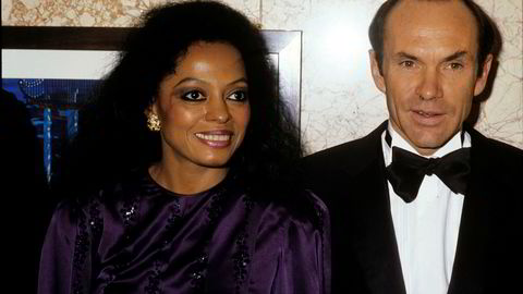 Unntaket om aktuell og allmenn interesse har en tidsbegrensning. Se og Hør avfotograferte et videoopptak av ekteparet Diana Ross og Arne Næss med barn, som bladet ville gjengi. Dette fikk de ikke medhold i, idet Høyesterett i 1995 kom til at dette ikke var en «dagshending».