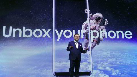 Arkivbilde. DJ Koh, leder av Samsungs mobilvirksomhet avduker Samsung Galaxy S8. Note 8 antas å bygge på S8 designmessig, men med enda heftigere spesifikasjoner.