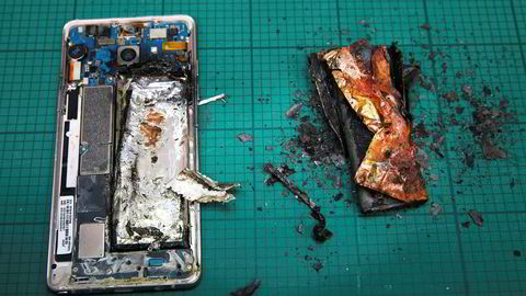 I 2016 innførte flyselskaper over hele verden forbud mot å ta med Samsungs Galaxy Note 7 om bord på fly på grunn av eksplosjonsfare. Samsung håndterte krisen dårlig. Til slutt måtte de tilbakekalle flere millioner enheter av Note 7.