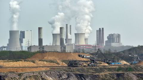 Kullnæringen bidrar til klimaendringer, og fases nå ut av flere land. Bildet viser et tysk kullanlegg. Foto: Martin Meissner/AP/NTB scanpix