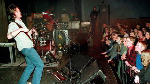 Drømmer på hjemmebane. Bent Sæther og Motorpsycho turnéåpner på Dampsaga i Steinkjer i 1998. Bandet har ristet av seg fiaskoen med «When the World Sleeps», platen som aldri kom ut. For pytt sann: Nå er det fremad i alle retninger.