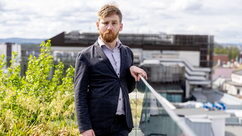 Oskar Eikeseth er konsulent hos en av verdens største konsulenthus, nemlig EY. Som en person som lever med cerebral parese, ønsker han å nyansere debatten om inkludering- og mangfold på arbeidsplassen.