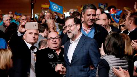 Lederen for det katalanske Folkepartiet (Partido Popular), Xavier Garcia Albiol (bak), ankommer et valgkamparrangement sammen med Spanias statsminister Mariano Rajoy (foran i midten). Torsdag avholdes regionalvalg i Catalonia.