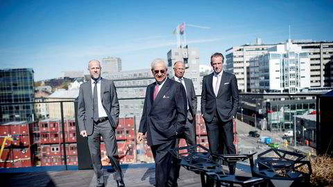 Bijan Mossavar-Rahmani (i forgrunnen) på taket av DNOs lokaler på Aker Brygge, sammen med gründerne av Origo exploration Ørjan Gjerde (til venstre) og Svein Ilebekk samt administrerende direktør i DNO Bjørn Dale.