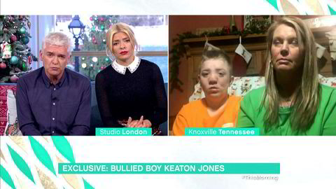 Amerikanske Keaton Jones (11) ble global kjendis over natten etter at moren hans postet en video der han gråter mens han forteller hvordan han blir mobbet på skolen. Her snakker Keaton og hans mor Kimberley (til høyre) med Holly og Phillip på den britiske tv-kanalen ITV1.