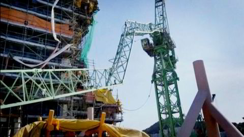 Arbeidet på Statoil-plattformene som bygges på verftet Samsung Heavy Industries er helt stanset opp etter ulykken der to kraner kollliderte.