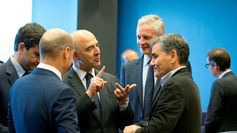 EUs finanskommissær Pierre Moscovici i diskusjon med Hellas' finansminister Euklid Tsakalotos på eurogruppemøtet i Luxembourg torsdag ettermiddag.