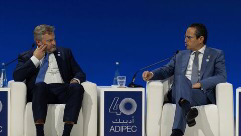 BP-sjef Murray Auchincloss i en paneldebatt med Shell-shef Wael Sawan i Abu Dhabi i 2024. Skal de to selskapene nå slå seg sammen?