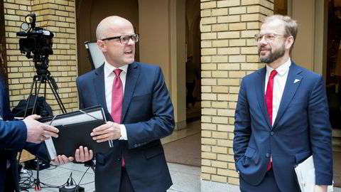 Klima- og miljøminister Vidar Helgesen (til venstre) overlevde mistillitsforslag i stortingssalen under ulvedebatten tirsdag. SVs Heikki Holmås var blant dem som støttet ham.