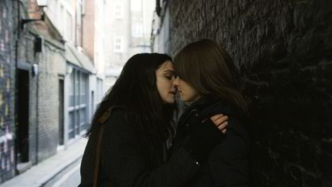 Få dere rom. Navnesøstrene Rachel Weisz (til venstre) og Rachel McAdams finner tonen i Sebastián Lelios «Ulydighet». Filmen er satt i et ortodoks-jødisk miljø i Nord-London.