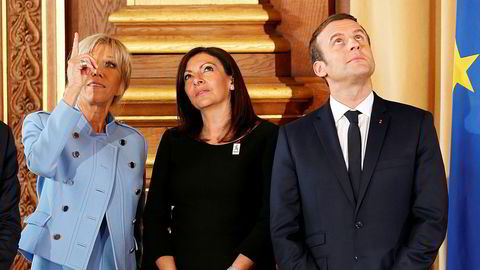 Emmanuel Macron ble søndag innsatt som ny fransk president. Her sammen med sin kone Brigitte Trogneux (til venstre) og Paris' borgermester Anne Hidalgo under seremonien på Hotel de Ville i Paris.