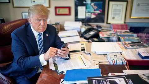 Donald Trump er hissig på Twitter. Her fra kontoret i Trump Tower i New York høsten 2015.