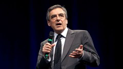 Frankrikes presidentkandidat François Fillon anklager presidenten for å male et skandalefritt bilde av seg selv.