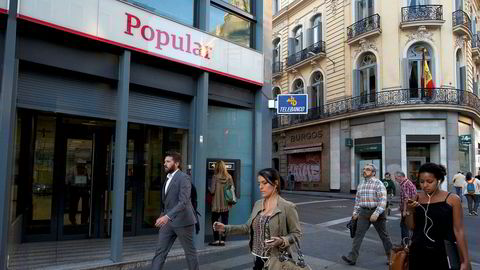 Solen skinner igjen over Spanias økonomi. Da må man si at det er ganske spektakulært at Spanias sjette største bank, Banco Popular, nettopp måtte gi opp.