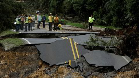 Innbyggere ser på en vei som ble ødelagt av orkanen Nate i Casa Mata i Costa Rica.