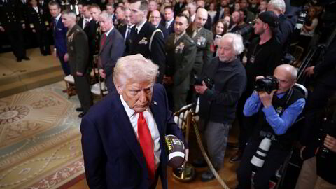Mandag argumenterte USAs president Donald Trump for forebyggende rentekutt. Forrige uke delte presidenten ut et trofe til fotballaget til den amerikanske marinen. I den anledning gikk han rundt med en fotball i hånden.