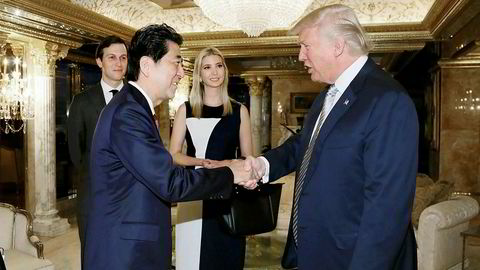 Japans statsminister Shinzo Abe møtte Donald J. Trump en uke etter presidentvalget. På fredag møtes de til nye formelle samtaler i Det hvite hus og på golfbanen i Florida. I bakgrunnen står Trumps datter Ivanka Trump og hennes mann Jared Kushner.
