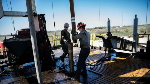 På boredekket til ConocoPhillips på prærien i Texas kan Nathan Holub (22, til venstre) og Blaze Brazil (20) bore en brønn ferdig på 12 dager. Raskere og billigere boring gjør at skiferrevolusjonen skyter fart i år.