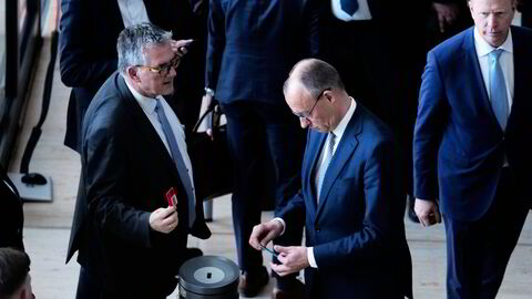 Påtroppende statsminister Friedrich Merz legger sin stemmeseddel i urnen tirsdag.