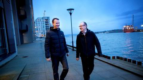 Nyfusjonerte Spirit Energy ledes i Norge av Dag Omre (til høyre), her på kaien ved de splitter nye kontorlokalene i Stavanger havn sammen med talsmann Tom Gederø. På andre siden av fjorden lyser oljefartøyene ved Rosenberg Verft.