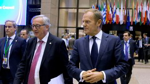 EUs president Donald Tusk (til høyre) på EU-toppmøtet, her sammen med EU-kommisjonens president Jean-Claude Juncker.