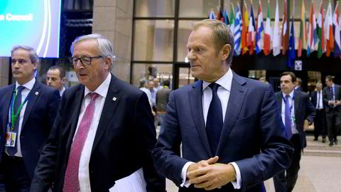 EUs president Donald Tusk (til høyre) på EU-toppmøtet, her sammen med EU-kommisjonens president Jean-Claude Juncker.